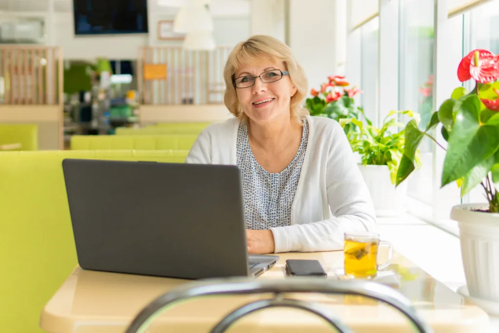 Kobieta sprawdza czy są krótkie zlecenia dla Opiekunek w MEDICARE.